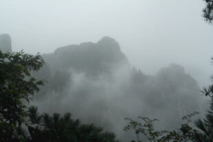 云雾缭绕的山峦美景