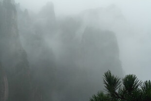 云雾缭绕的壮丽山峦