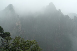 云雾缭绕的壮美山峦