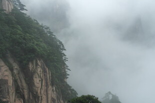 云雾缭绕的险峻山峰