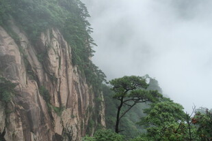 云雾缭绕的险峻山景