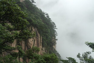 云雾缭绕的陡峭山壁