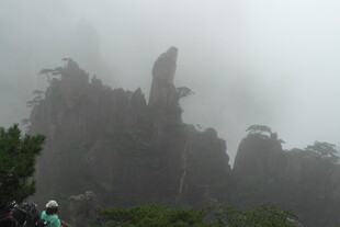 云雾缭绕的奇峻山峰