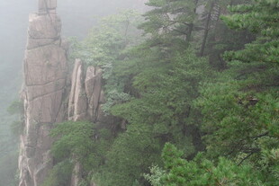 云雾中的峻峭山峰