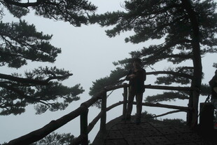 山间栈道上的孤独身影