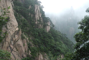 云雾缭绕的险峻山峰