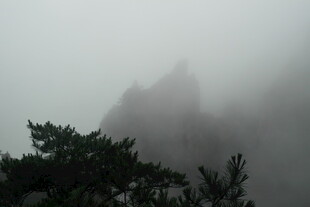 云雾缭绕中的巍峨山峰