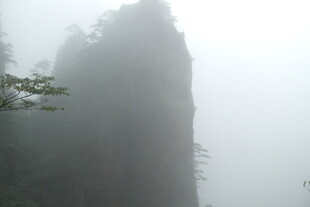 雾中峻峭山峰