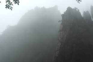 云雾缭绕的巍峨山峰