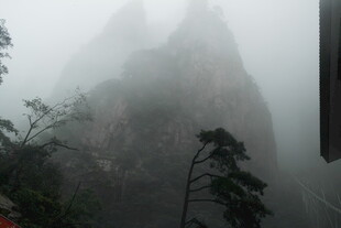 云雾缭绕中的巍峨山峰