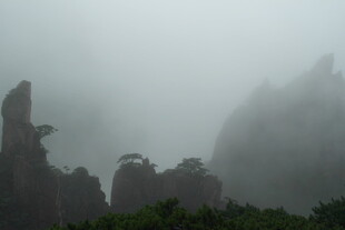 雾中奇峰