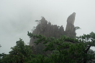 云雾缭绕的奇特山峰