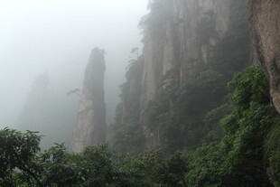 云雾缭绕的峻峭山峰