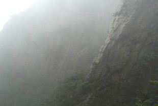 云雾缭绕的险峻山壁