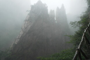 雾中峻峭山峰景观
