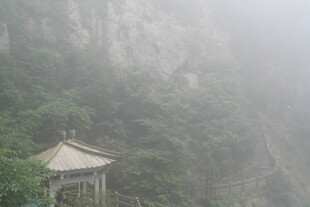 雾中深山凉亭