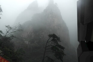 云雾缭绕的巍峨山峰