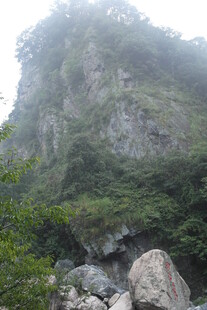 云雾缭绕的山间岩石景观