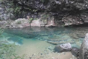 山间清澈幽美的碧绿潭水