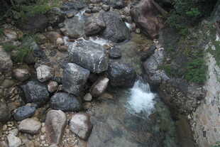 山间溪流与嶙峋怪石