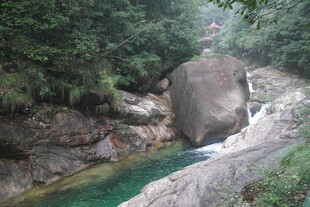 山间碧溪绕巨石