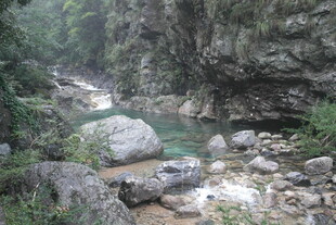 山间幽谧溪流与嶙峋怪石