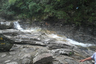 山间湍急溪流与嶙峋怪石