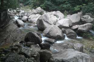 山间溪流穿石而过