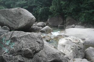 山间嶙峋巨石景观