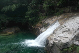 山间瀑布下的碧绿潭水