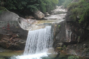 山间瀑布溪流美景