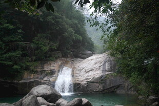 山间瀑布下的清幽景致