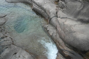 山间清澈溪流与岩石