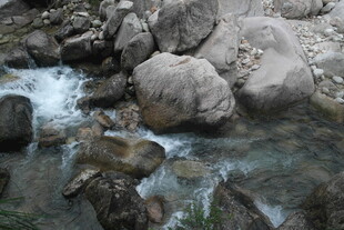 山间溪流穿石而过