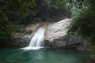 山间瀑布下的碧绿潭水