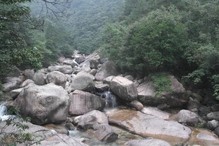 山间溪流与嶙峋怪石