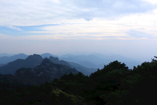 山峦云海间的壮美景色