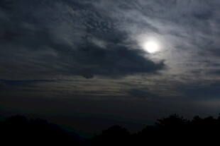 月夜山峦 云间银月朦胧