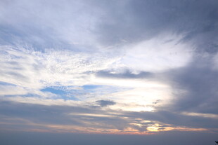 黄昏时分的绚丽天空