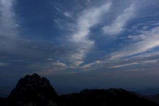 山间暮色中的缥缈云彩