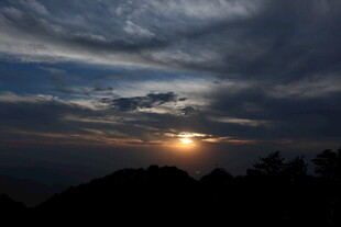 日落时分的天空与山林