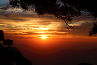 山顶壮美落日景观