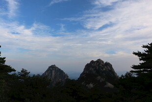 壮丽山景与蓝天白云