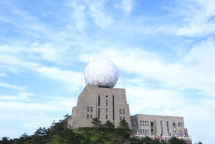 山顶白色球形建筑景观