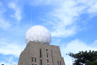 圆顶建筑屹立于蓝天白云下