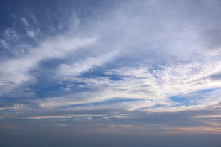 蓝天飘絮状白云美景