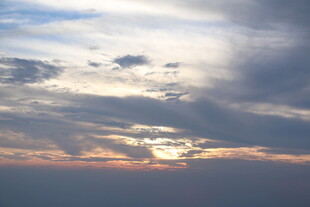日落时分的壮丽天空景观