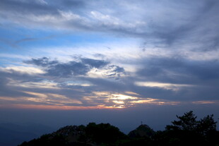 山顶壮丽日落天空美景