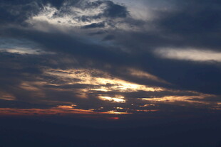 日落时分的壮丽天空景观