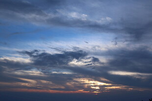 黄昏时分的绚烂天空